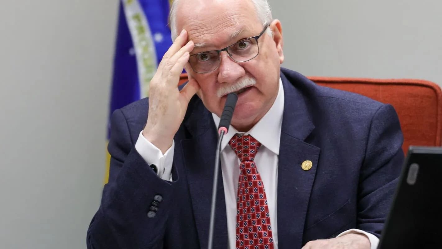 Ministro Edson Fachin fala ao microfone em sessão do STF, foto de arquivo
