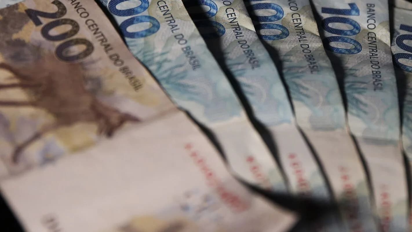 Notas de real empilhadas, imagem de arquivo sobre economia brasileira