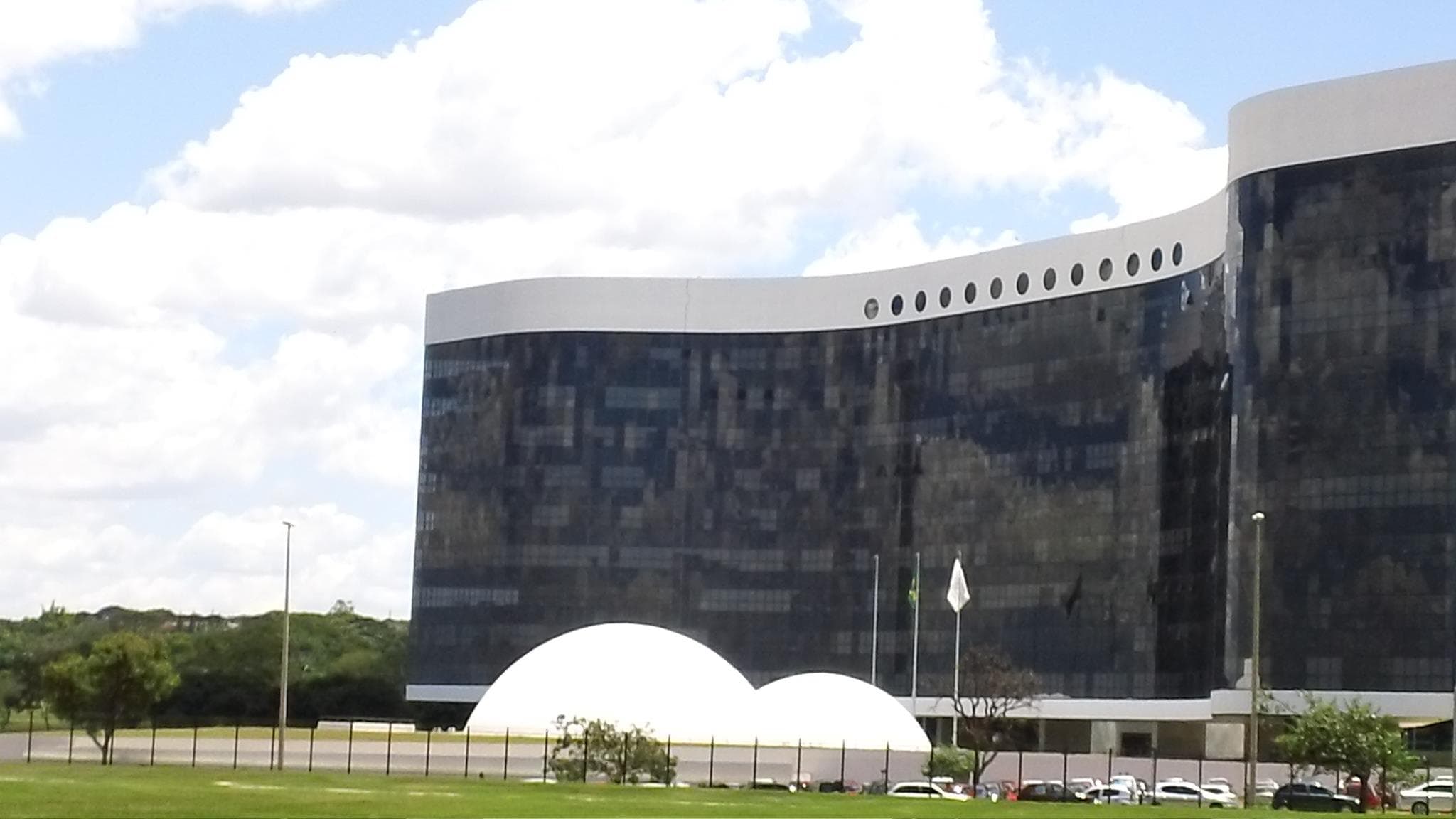 Sede do Tribunal Superior Eleitoral, em Brasília, com fachada de vidro curva