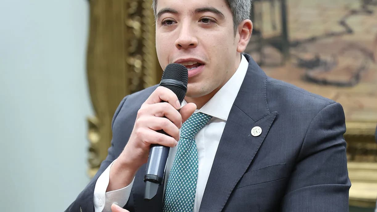 Deputado André Janones fala ao microfone durante sessão na Câmara