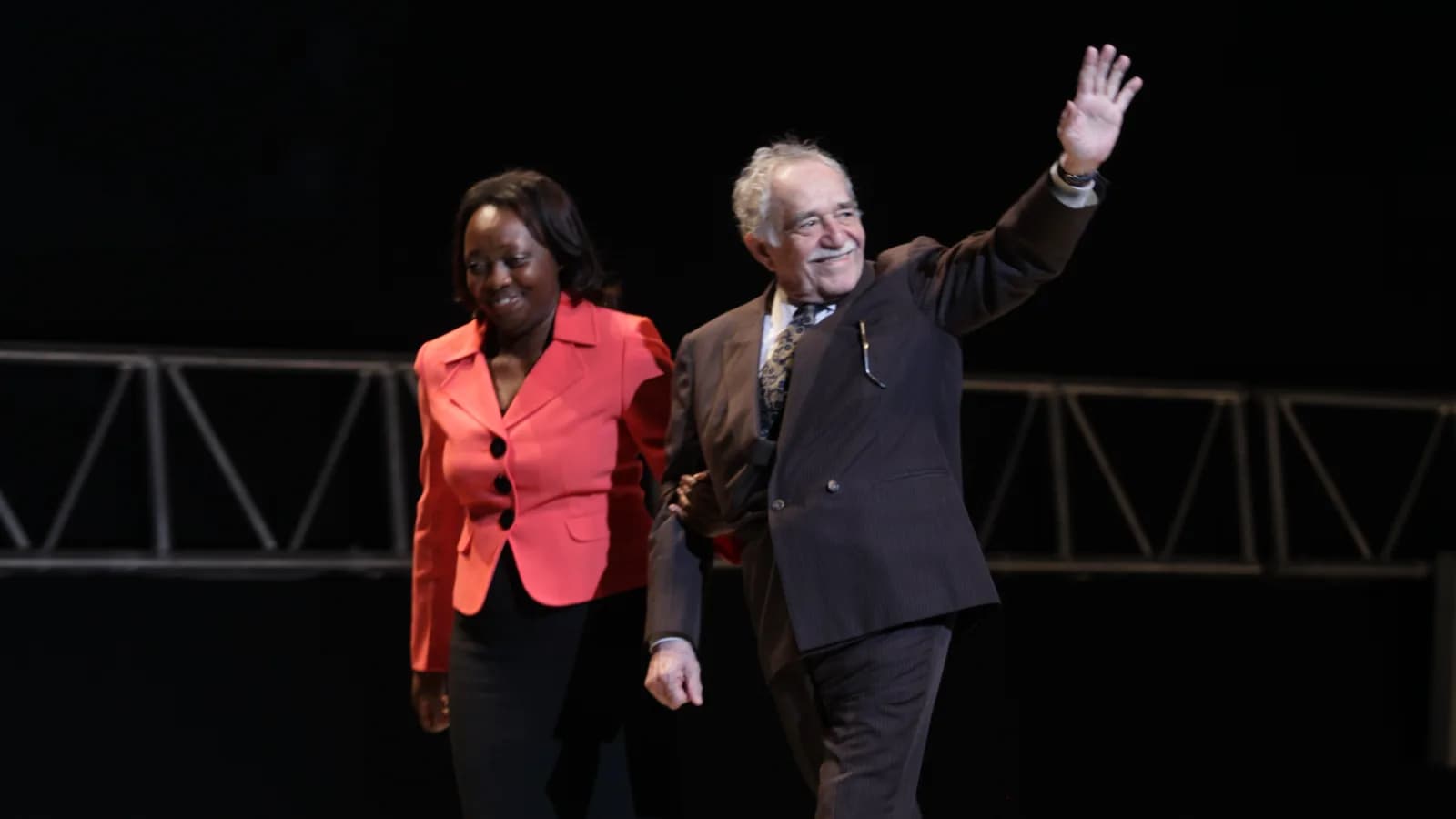 Gabriel García Márquez acena durante evento público (foto de arquivo, 2009)