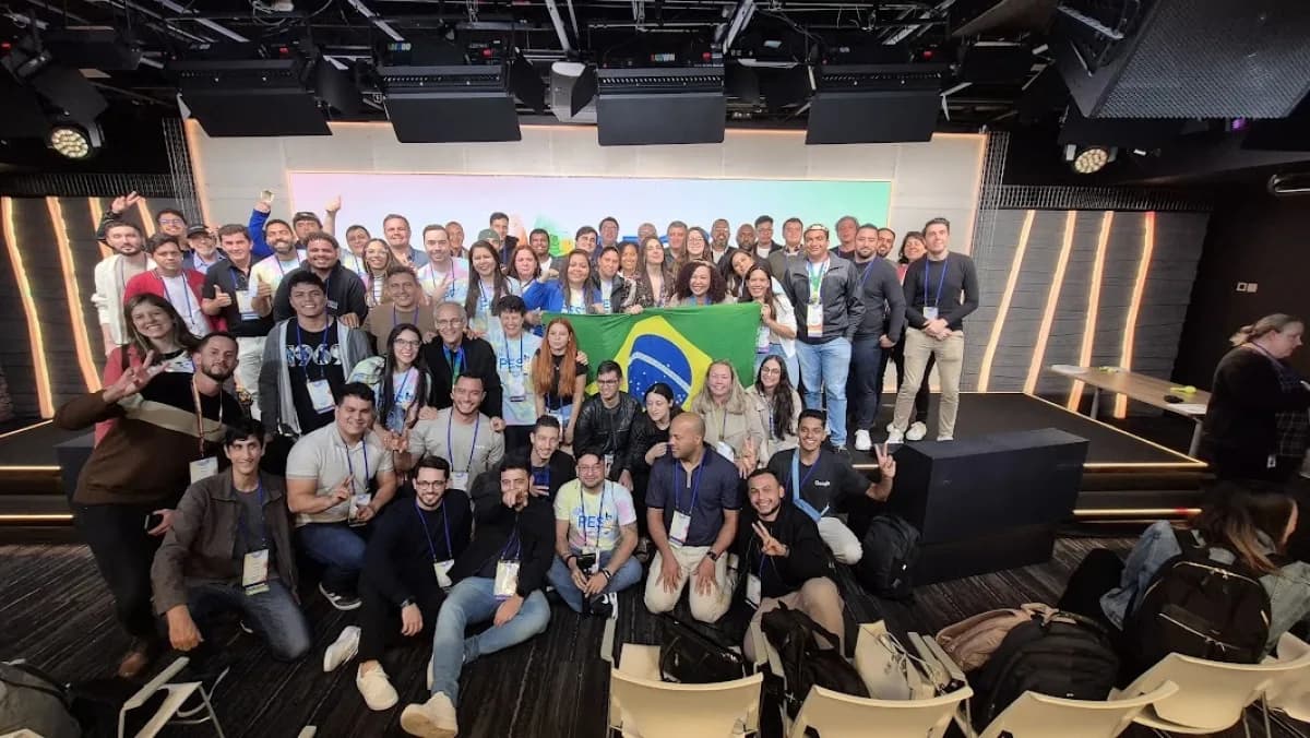 Grupo posa no escritório do Google em São Paulo durante encontro da comunidade de ajuda da empresa
