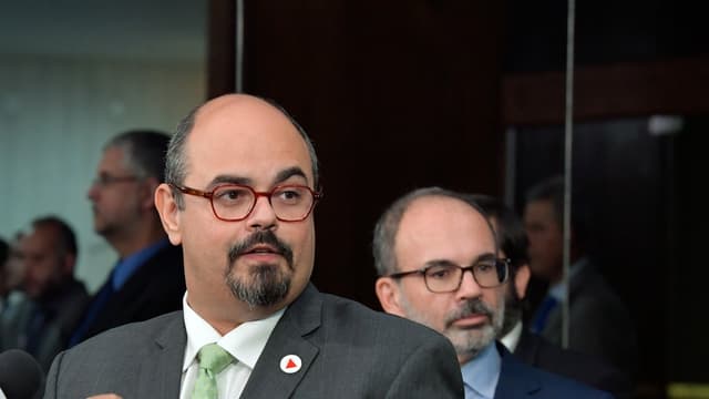 Mateus Simões, hoje governador de Minas Gerais, fala a jornalistas em Brasília; imagem de arquivo de abril de 2024, quando ele era vice-governador