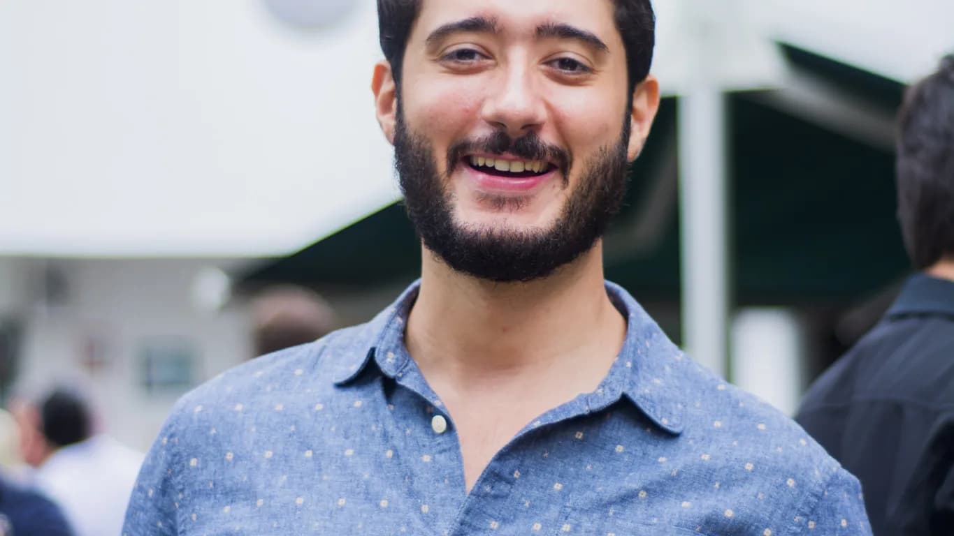 Gabriel Azevedo sorri em foto de arquivo ao ar livre em Belo Horizonte