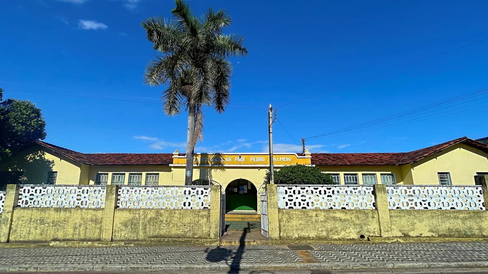 Fachada de escola estadual em Coronel Fabriciano, Minas Gerais, foto de arquivo