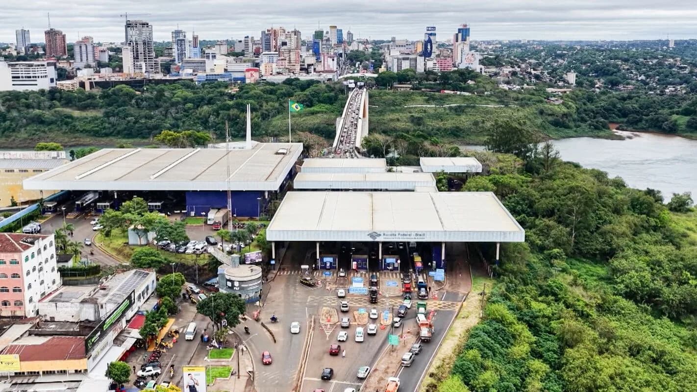 Vista aérea da fronteira entre Brasil e Paraguai na região de Foz do Iguaçu