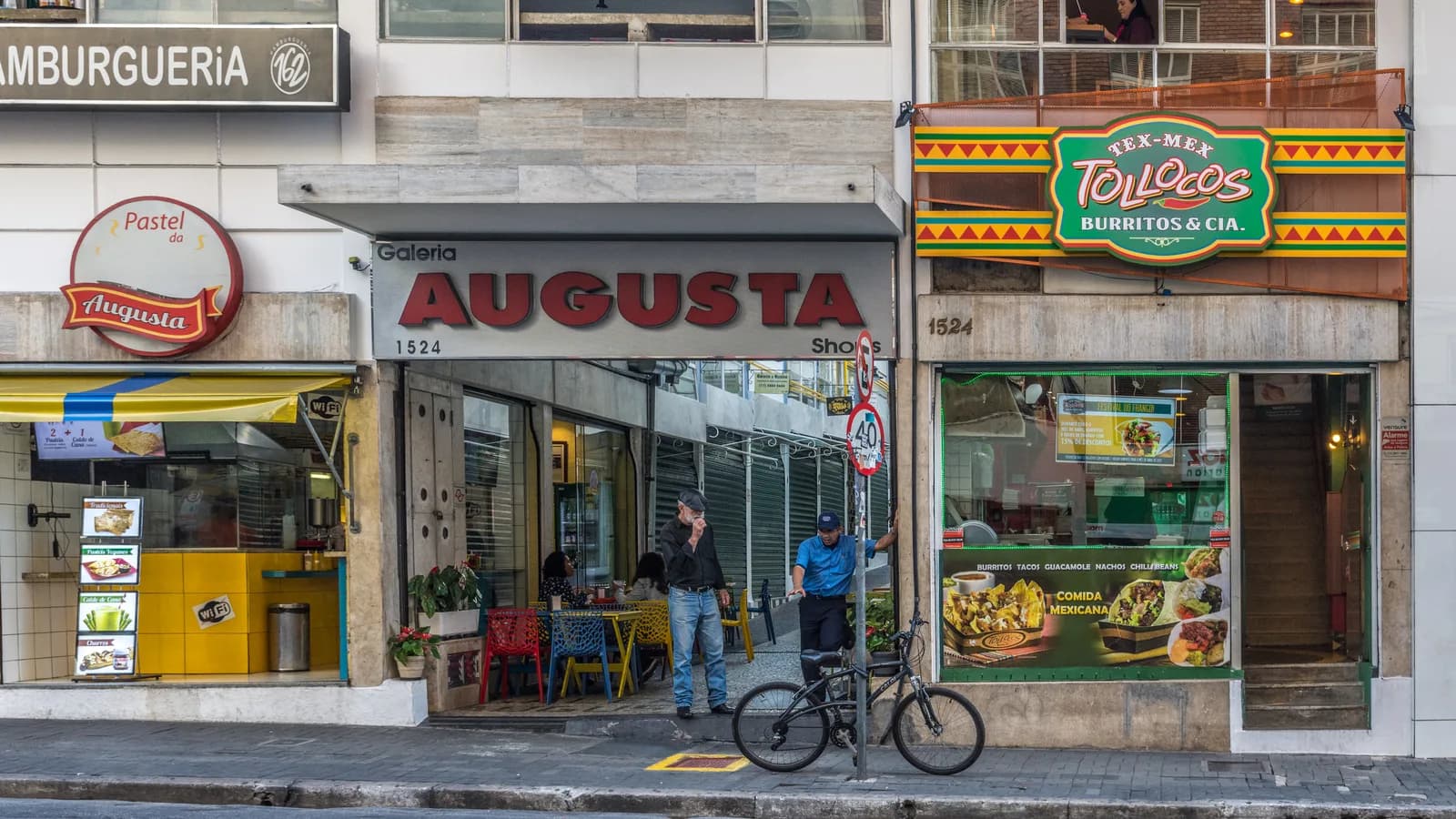 Vista da Rua Augusta, no Centro de São Paulo, com fachadas de comércio