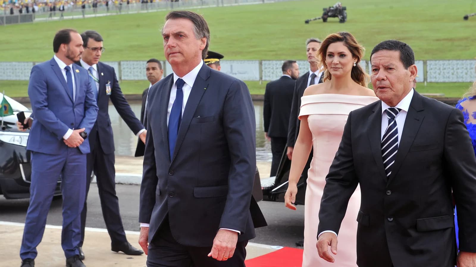 Jair Bolsonaro, Carlos Bolsonaro e Michelle Bolsonaro em solenidade oficial ao lado de Hamilton Mourão