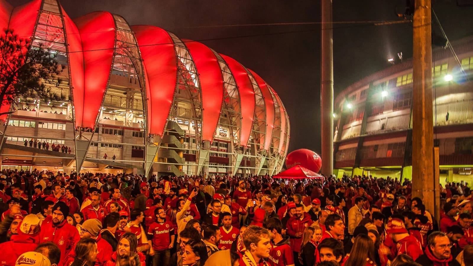 Torcida do Internacional reunida antes de jogo pela Copa Libertadores, foto de arquivo