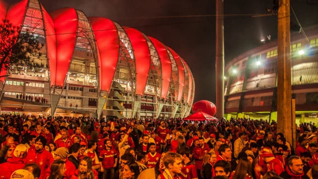 Torcida do Internacional reunida antes de jogo pela Copa Libertadores, foto de arquivo