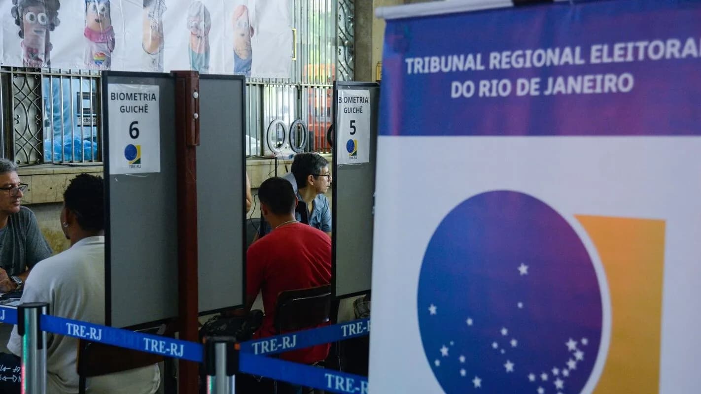 Eleitores em fila para regularizar situação eleitoral em plantão do TRE-RJ