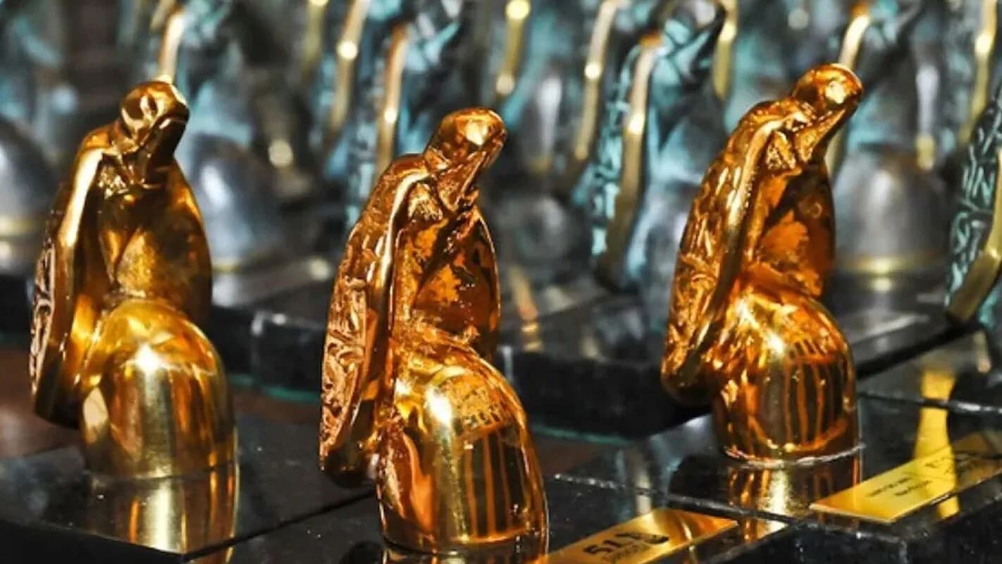 Troféus dourados do Prêmio Jabuti expostos antes da cerimônia de premiação