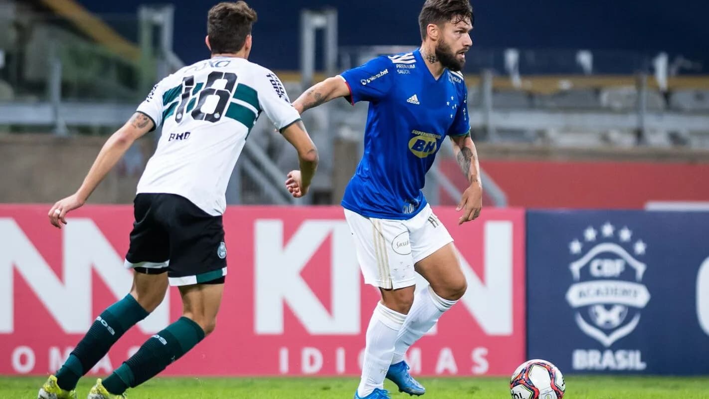 Jogadores do Cruzeiro em ação durante partida no Mineirão (foto de arquivo)