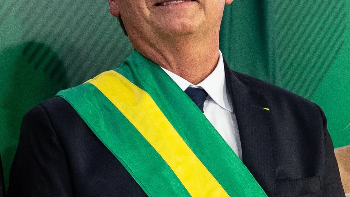 Retrato oficial do ex-presidente Jair Bolsonaro, usando a faixa presidencial