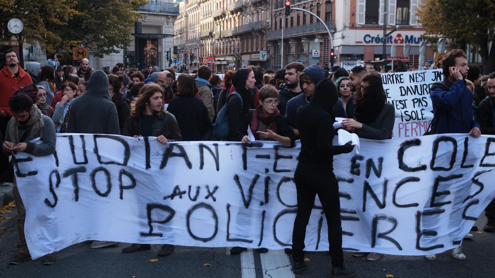 Manifestantes seguram faixa contra violência policial em protesto estudantil na França (foto de arquivo, 2014)
