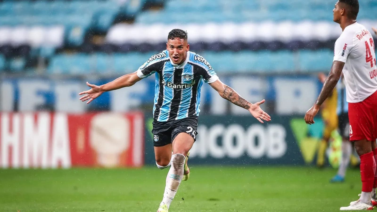 Jogador do Grêmio comemora gol em jogo contra o Bragantino (foto de arquivo)