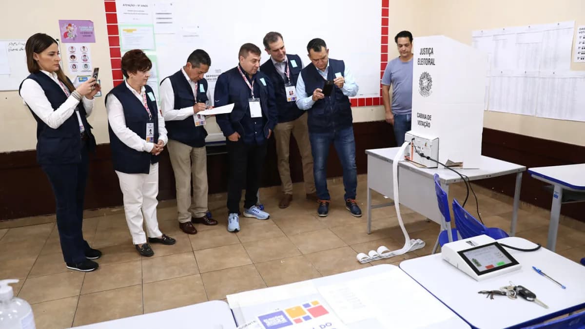 Observadores internacionais visitam seção eleitoral durante teste de votação