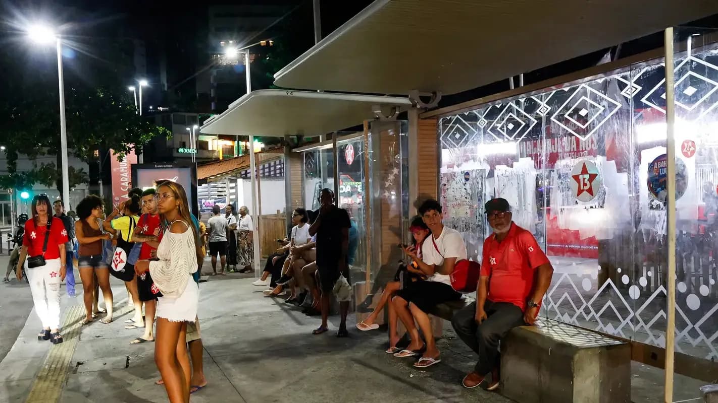 Eleitores aguardam em ponto de ônibus em Salvador no dia da votação do 2º turno