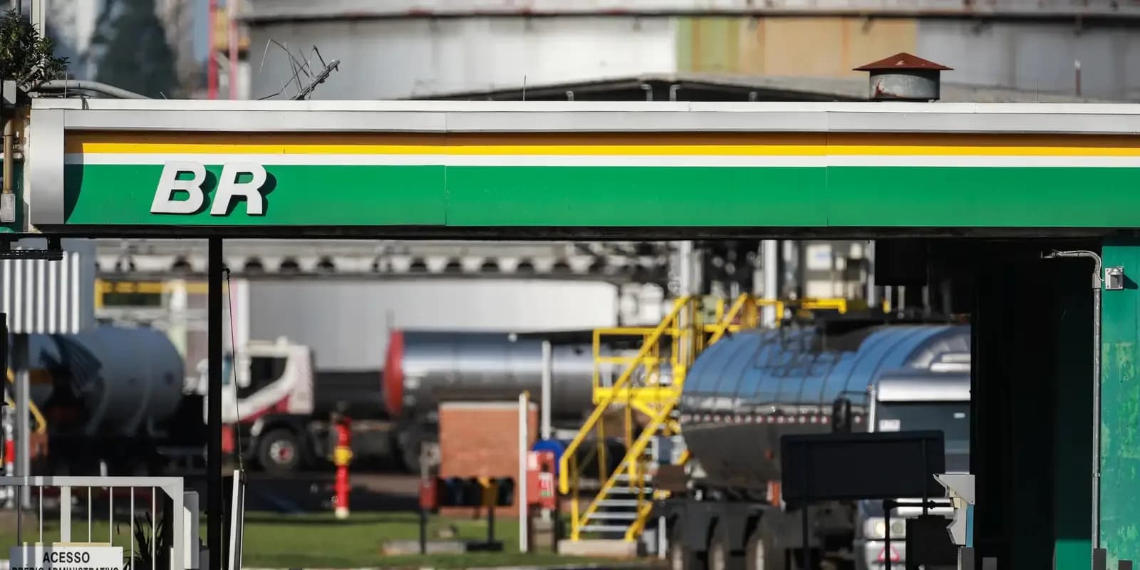 Posto de distribuição da Petrobras (BR) com caminhões-tanque de combustível ao fundo
