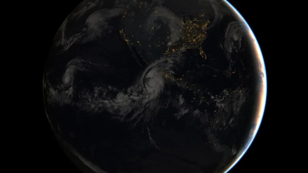 Imagem de satélite da Terra à noite mostrando um furacão sobre o Oceano Pacífico próximo ao México (furacão Patricia, 2015, foto de arquivo)