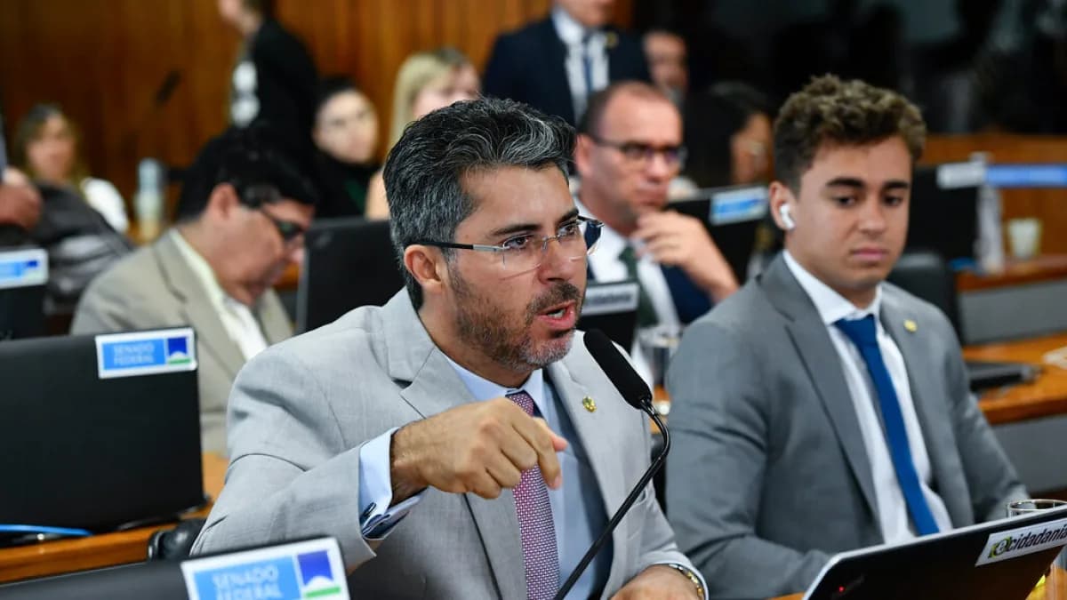 Senadores reunidos em sessão de comissão no plenário do Senado Federal, em Brasília