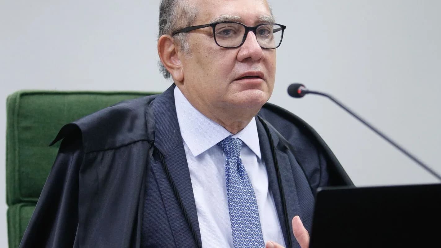 Ministro Gilmar Mendes fala durante sessão do STF, de toga