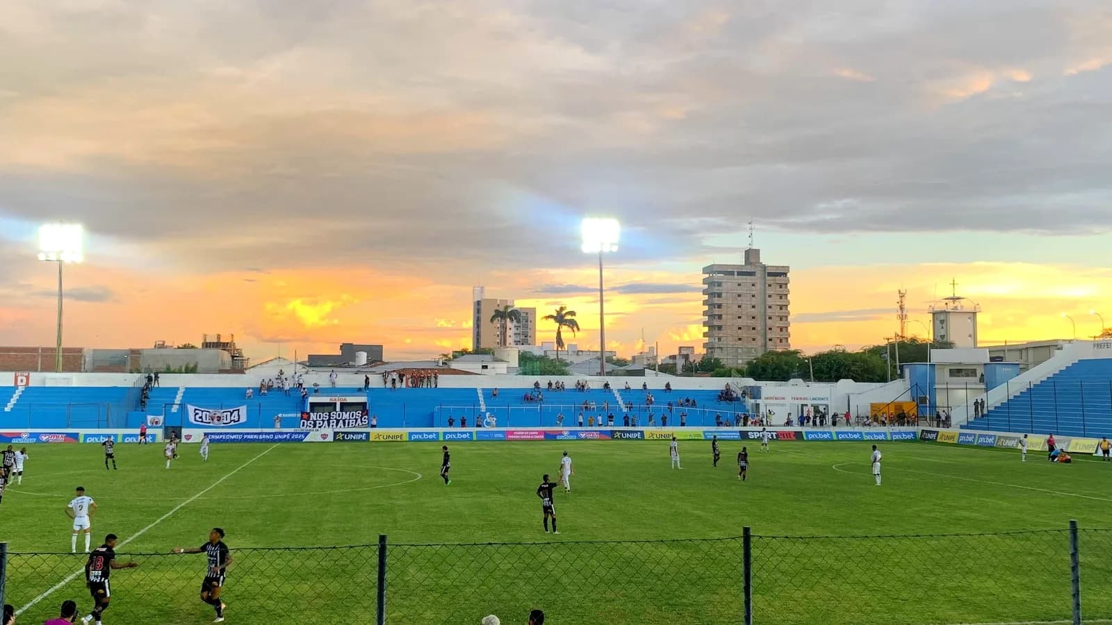 Jogadores em campo em partida do Botafogo-PB