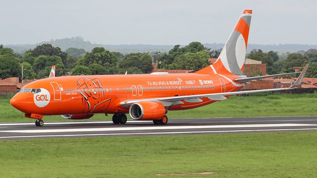 Avião Boeing 737 da Gol Linhas Aéreas em pista de pouso