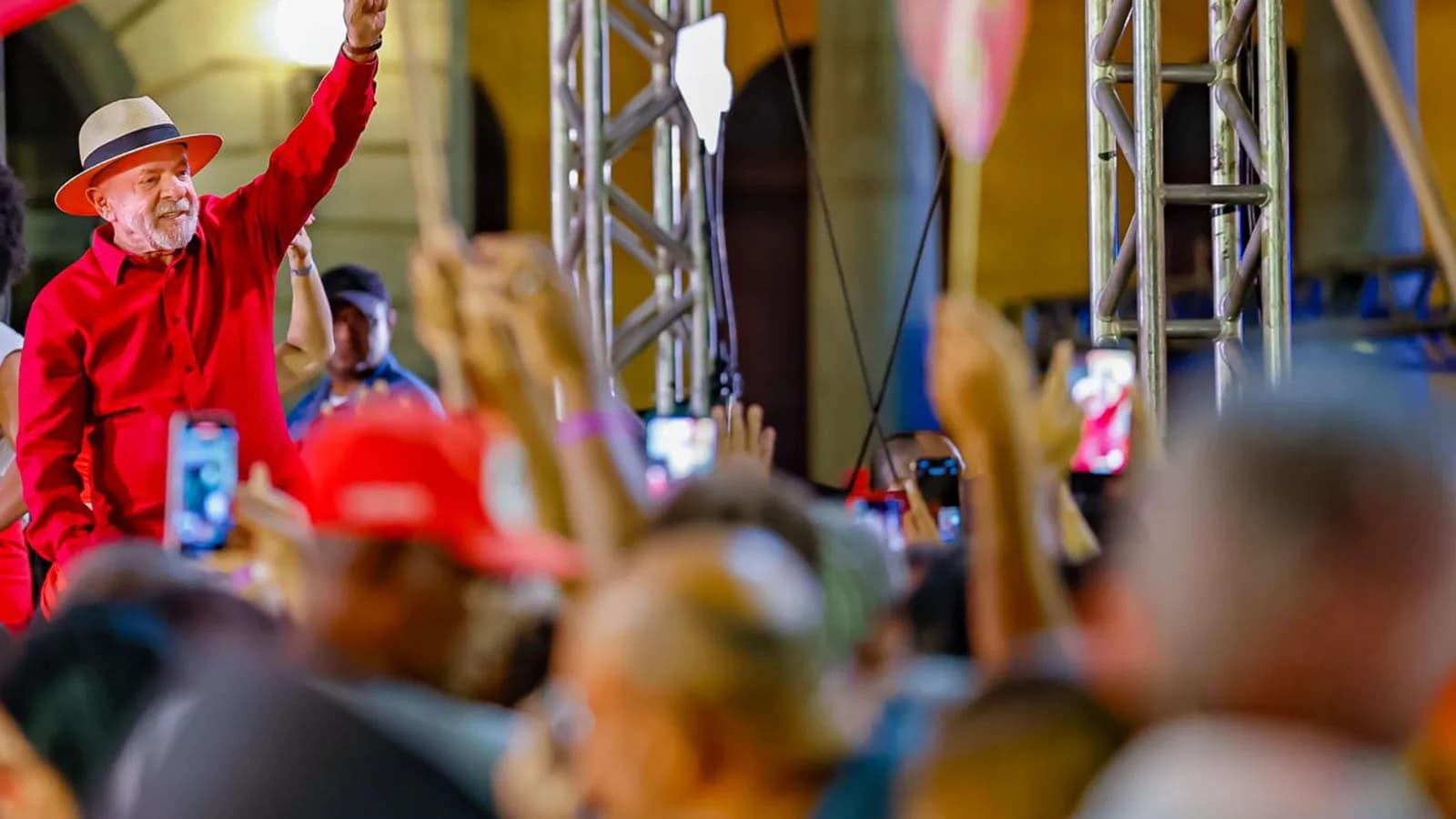 O presidente Luiz Inácio Lula da Silva discursa em comício de campanha em Belo Horizonte