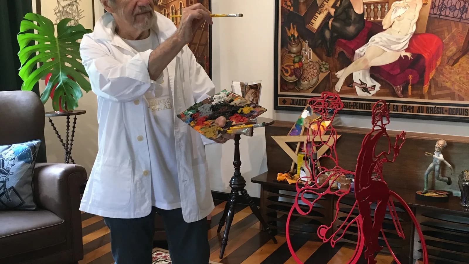 Juarez Machado pintando em seu ateliê