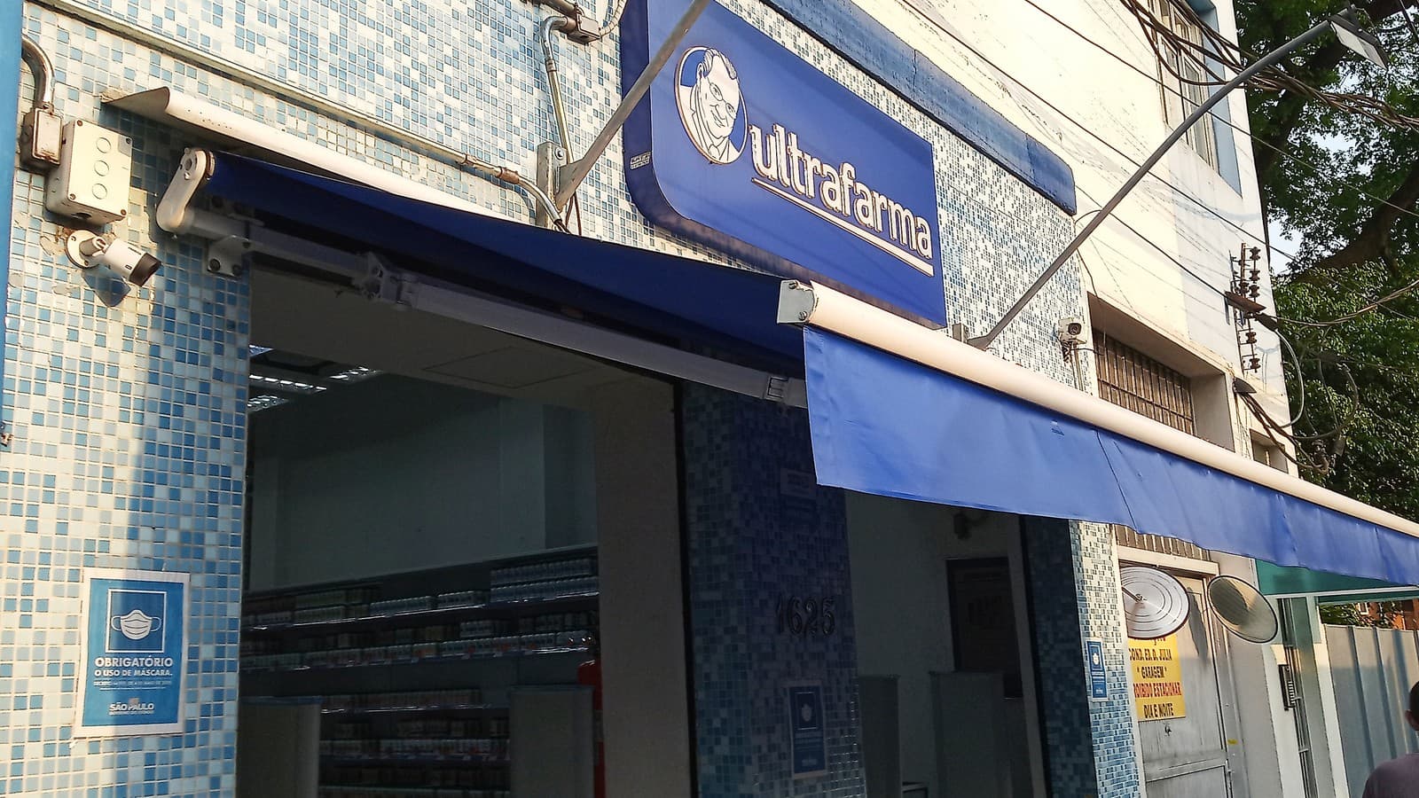 Fachada de uma loja da rede Ultrafarma em São Paulo, com o letreiro azul da marca sobre a entrada aberta; imagem de arquivo de 2020