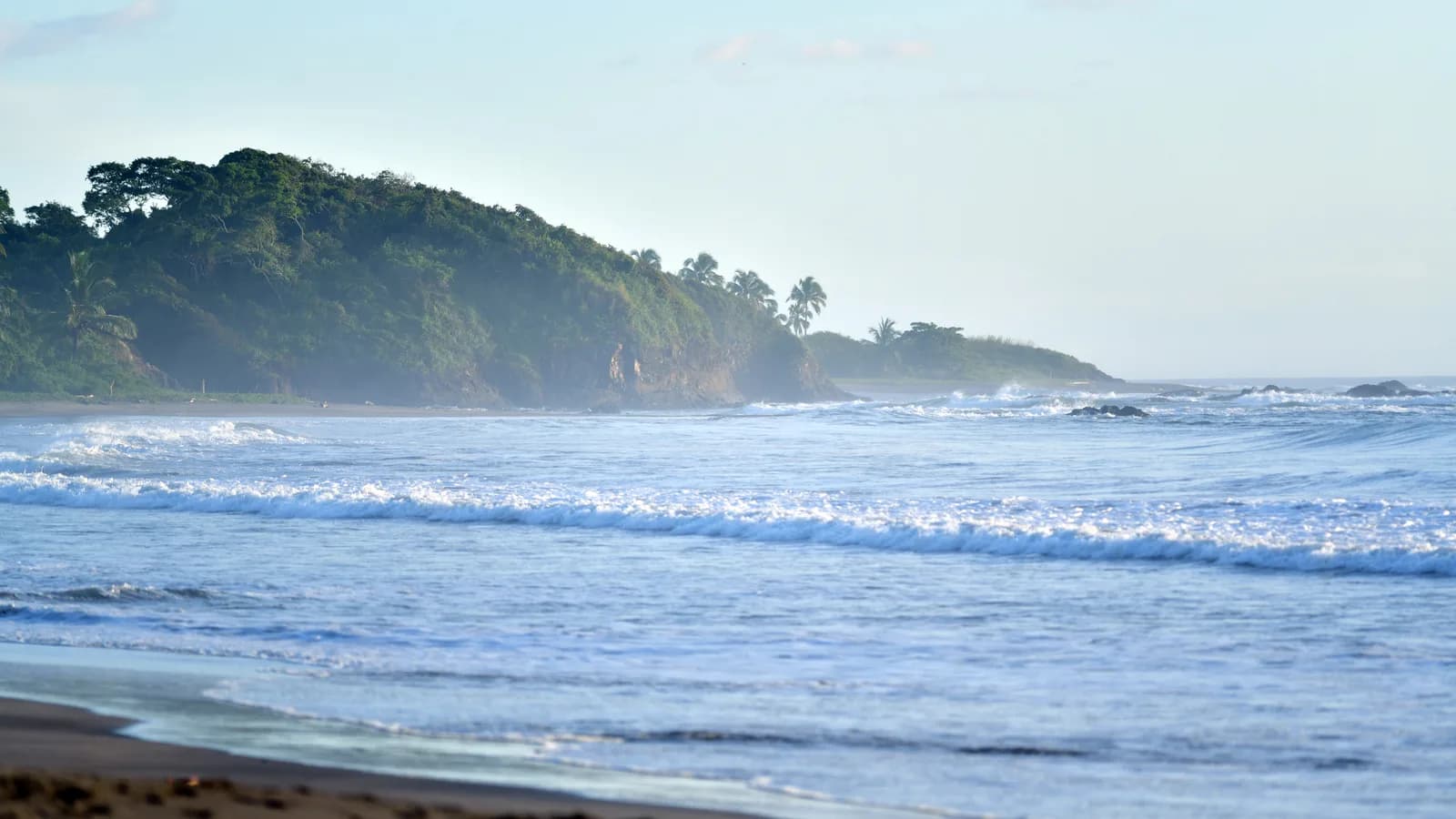 Litoral da península de Nicoya, na Costa Rica, com mar, ondas e vegetação