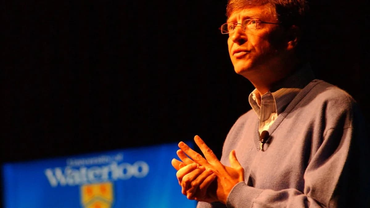 Bill Gates fala durante evento na Universidade de Waterloo