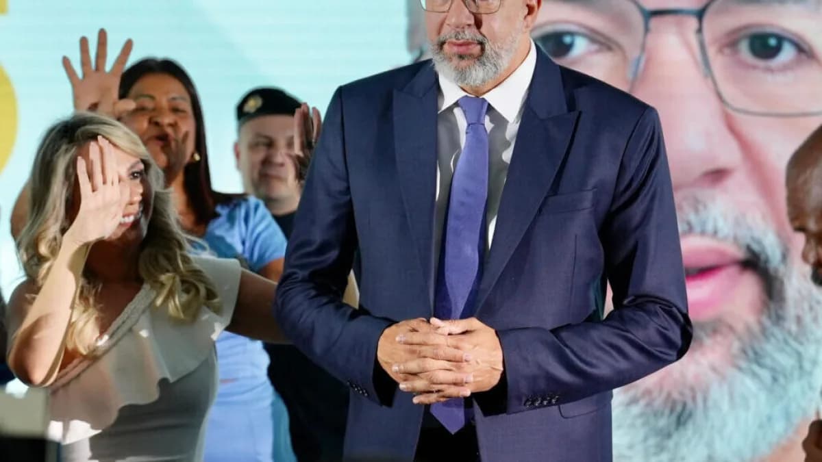 Márcio Canella, de terno azul, em evento de posse como prefeito de Belford Roxo