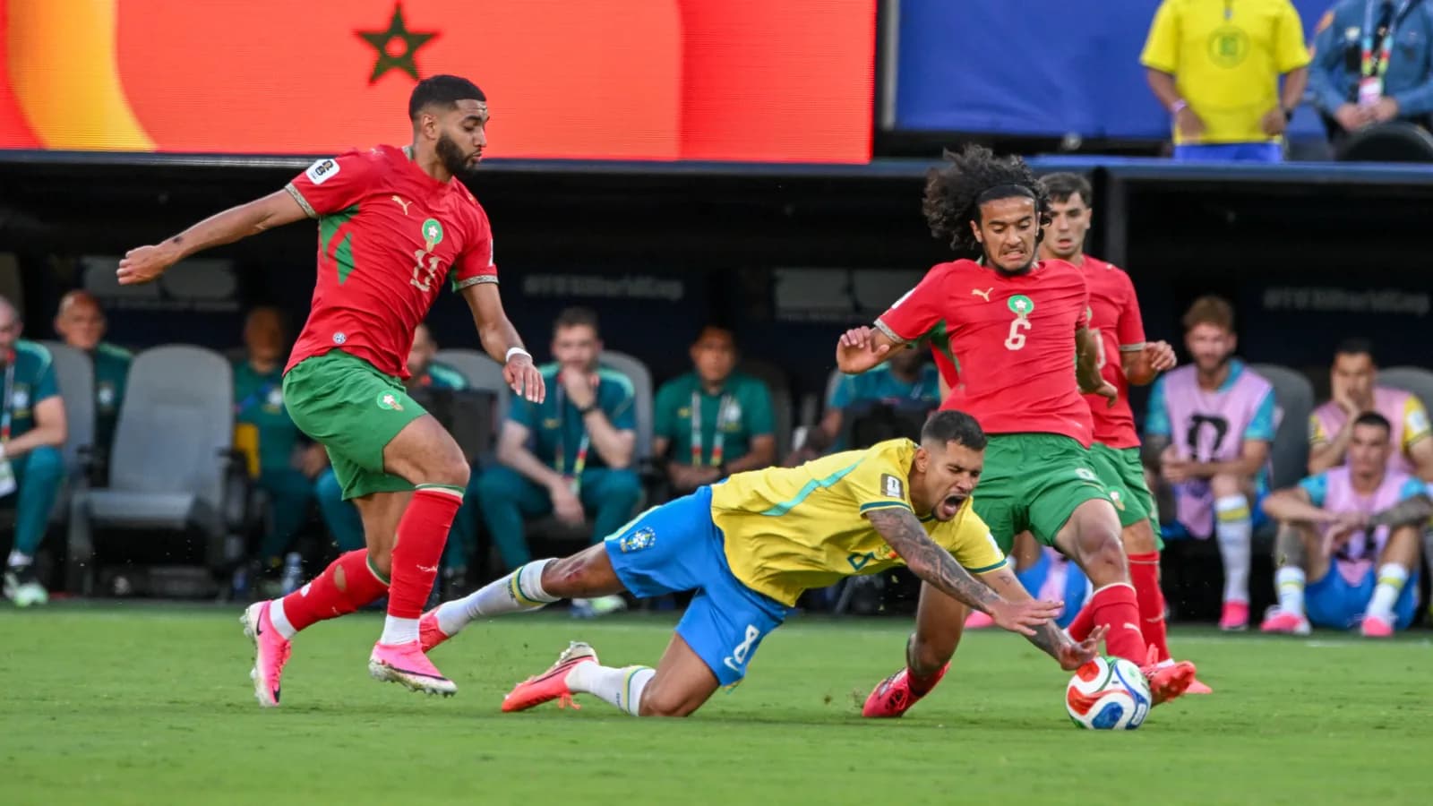 Bruno Guimarães disputa a bola em partida da seleção brasileira na Copa do Mundo de 2026