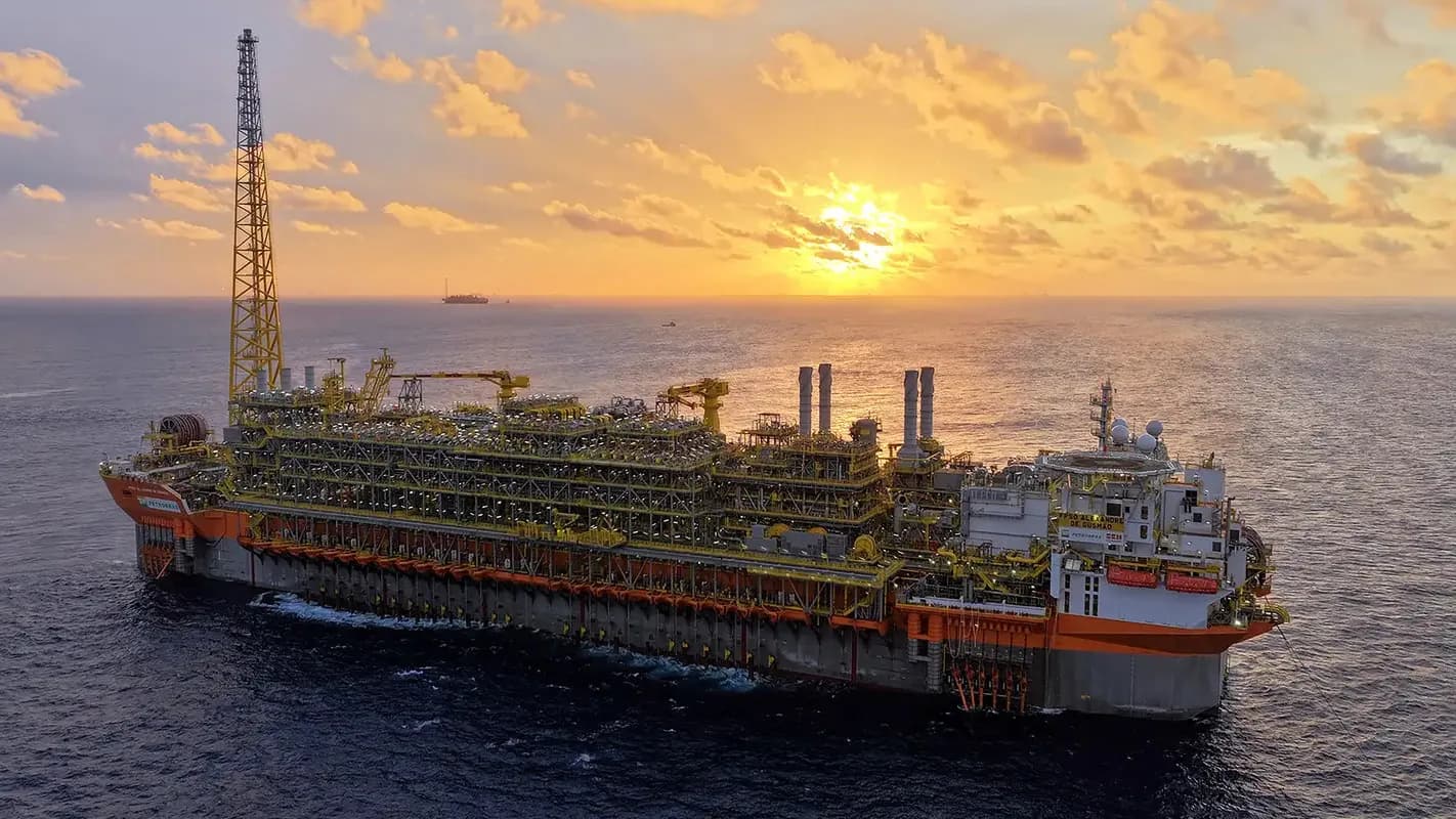 Plataforma da Petrobras no mar, ao entardecer