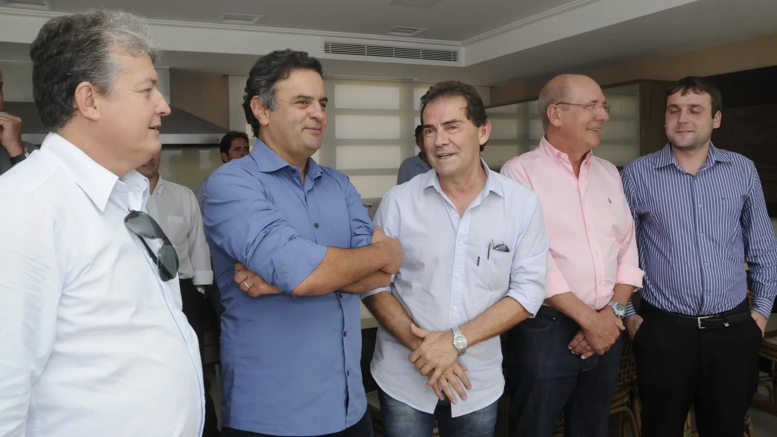 Aécio Neves em encontro político, ao lado de outras lideranças