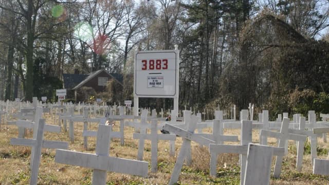 Memorial com cruzes em homenagem aos soldados americanos mortos na Guerra do Iraque