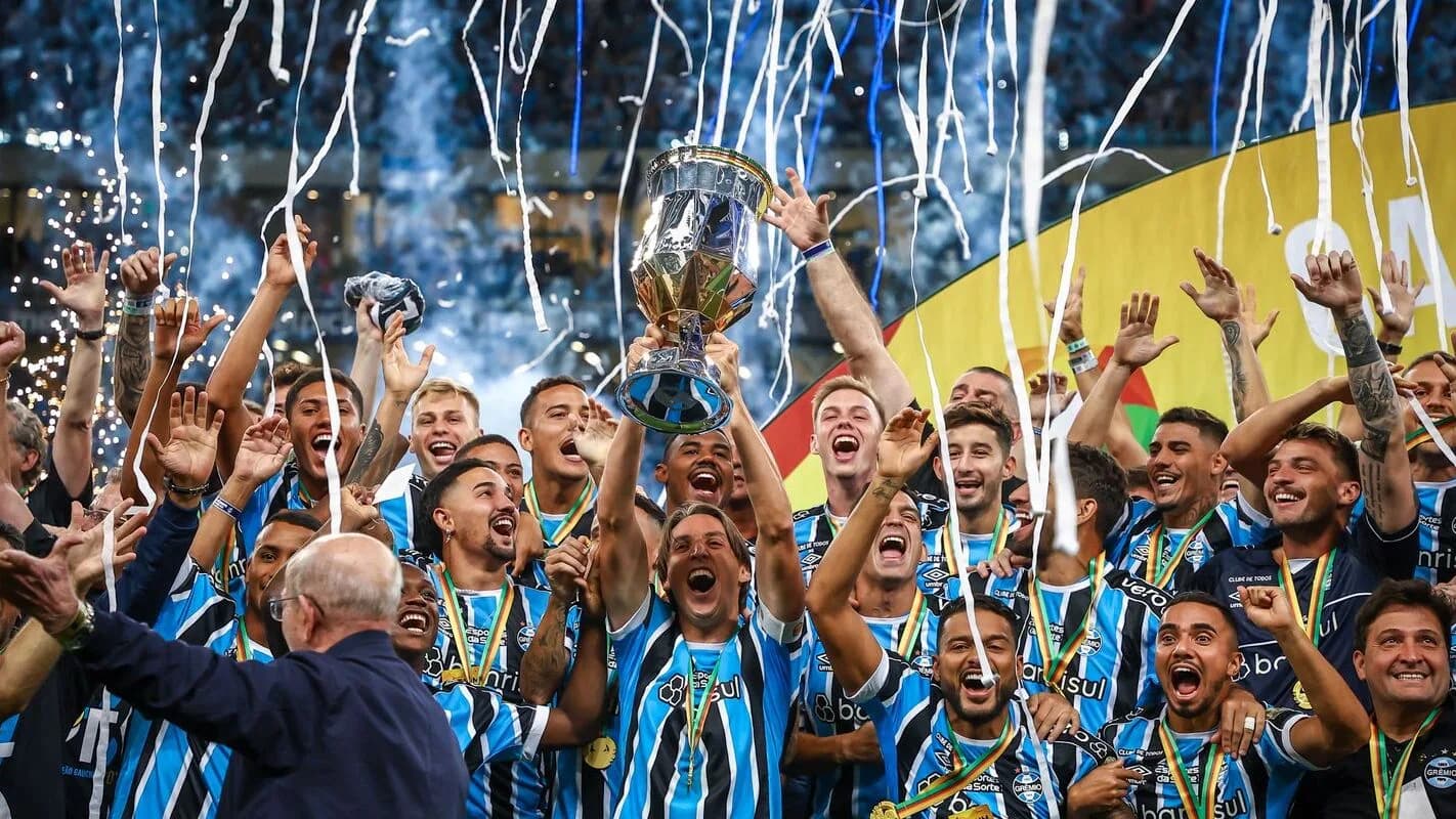 Jogadores do Grêmio comemoram título do Campeonato Gaúcho com taça e confete, foto de arquivo de 2024