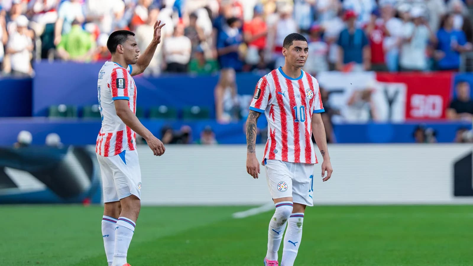 Miguel Almirón com a camisa da seleção paraguaia em campo (foto de arquivo)