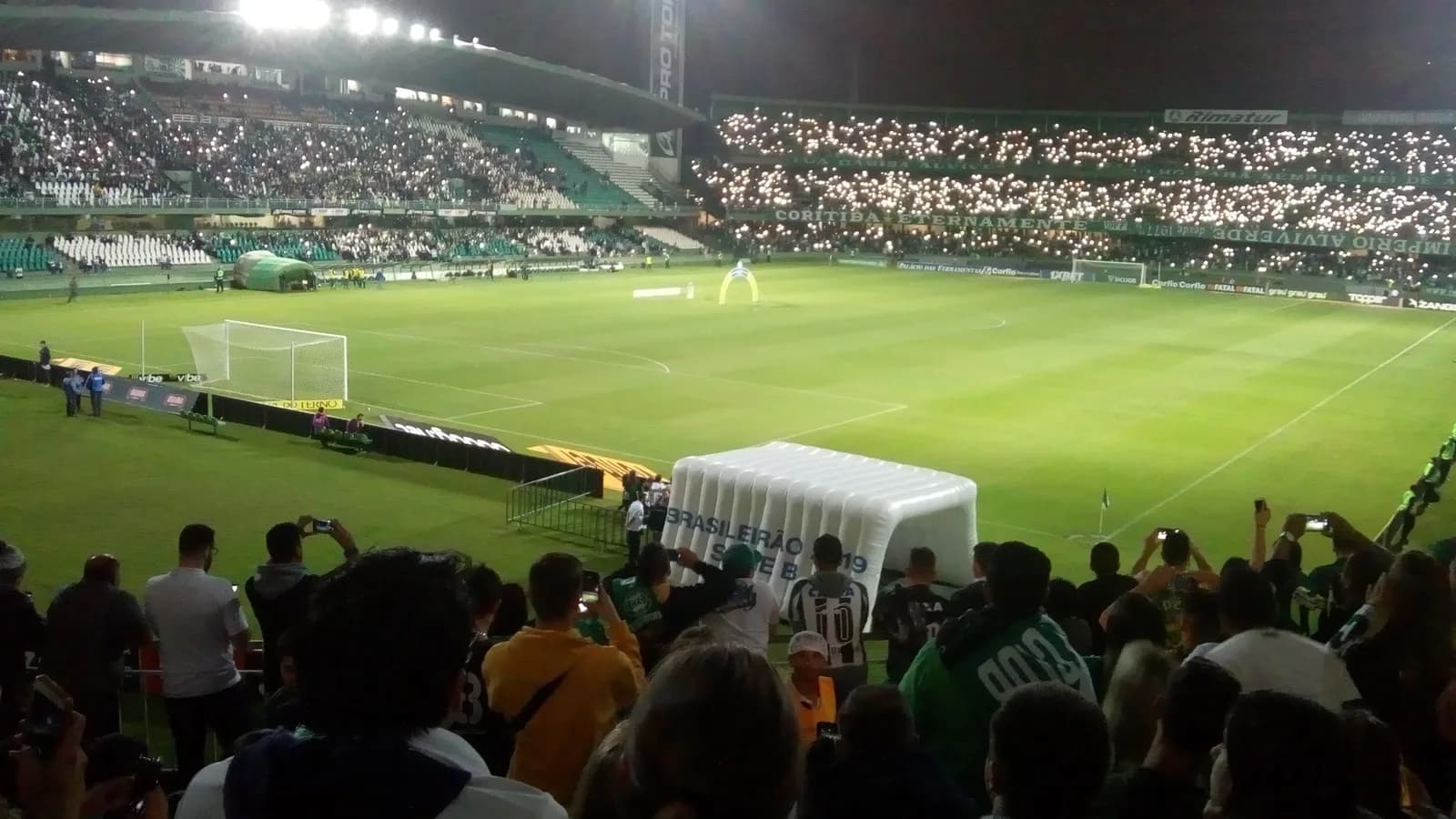 Estádio Couto Pereira, do Coritiba, lotado de torcedores em noite de jogo