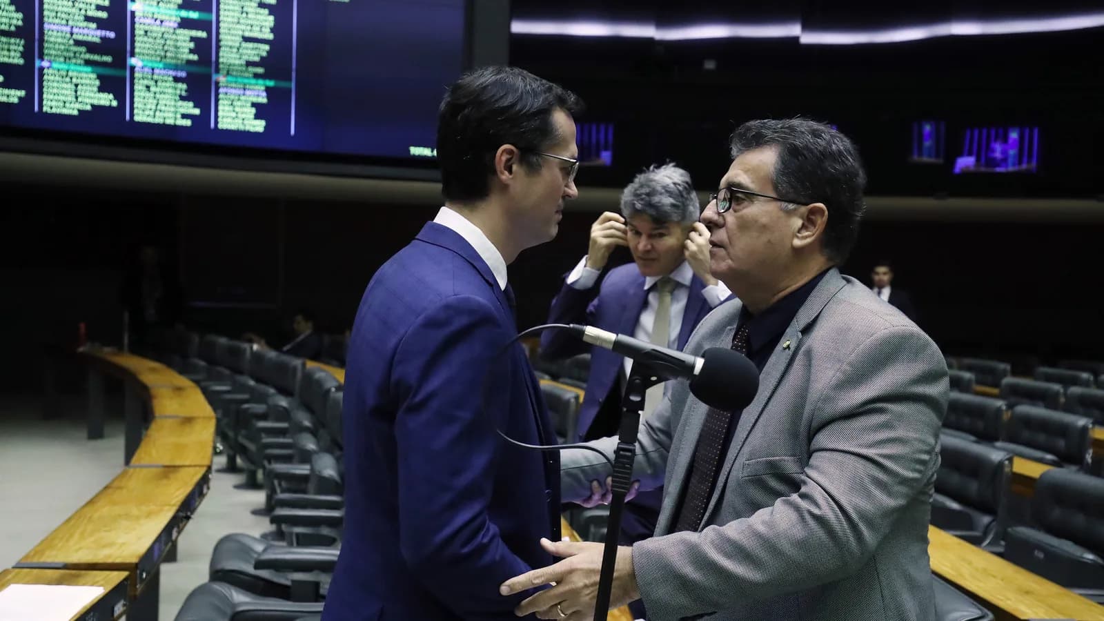 O deputado federal Deltan Dallagnol conversa com colega parlamentar no plenário da Câmara dos Deputados (foto de arquivo)