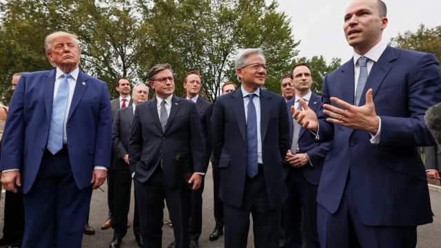 Donald Trump em primeiro plano ao lado de autoridades