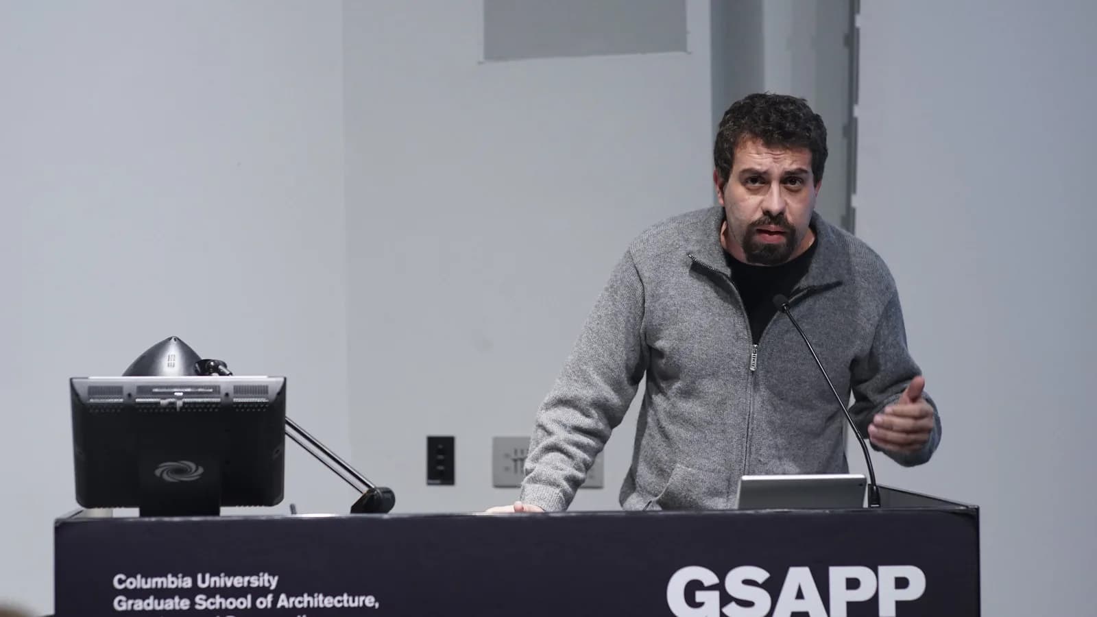 Guilherme Boulos discursa em palestra sobre moradia na Columbia University