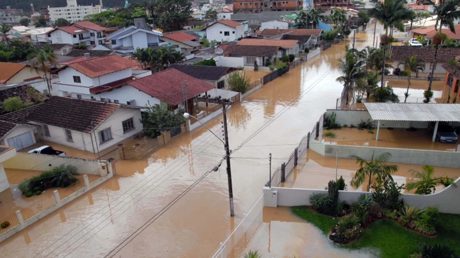 Rua alagada em área urbana de Santa Catarina em foto de arquivo usada como contexto para temporal no estado