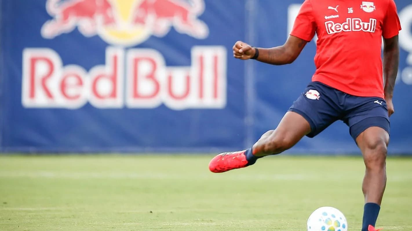 Jogador do Red Bull Bragantino em campo com o uniforme do clube, foto de arquivo