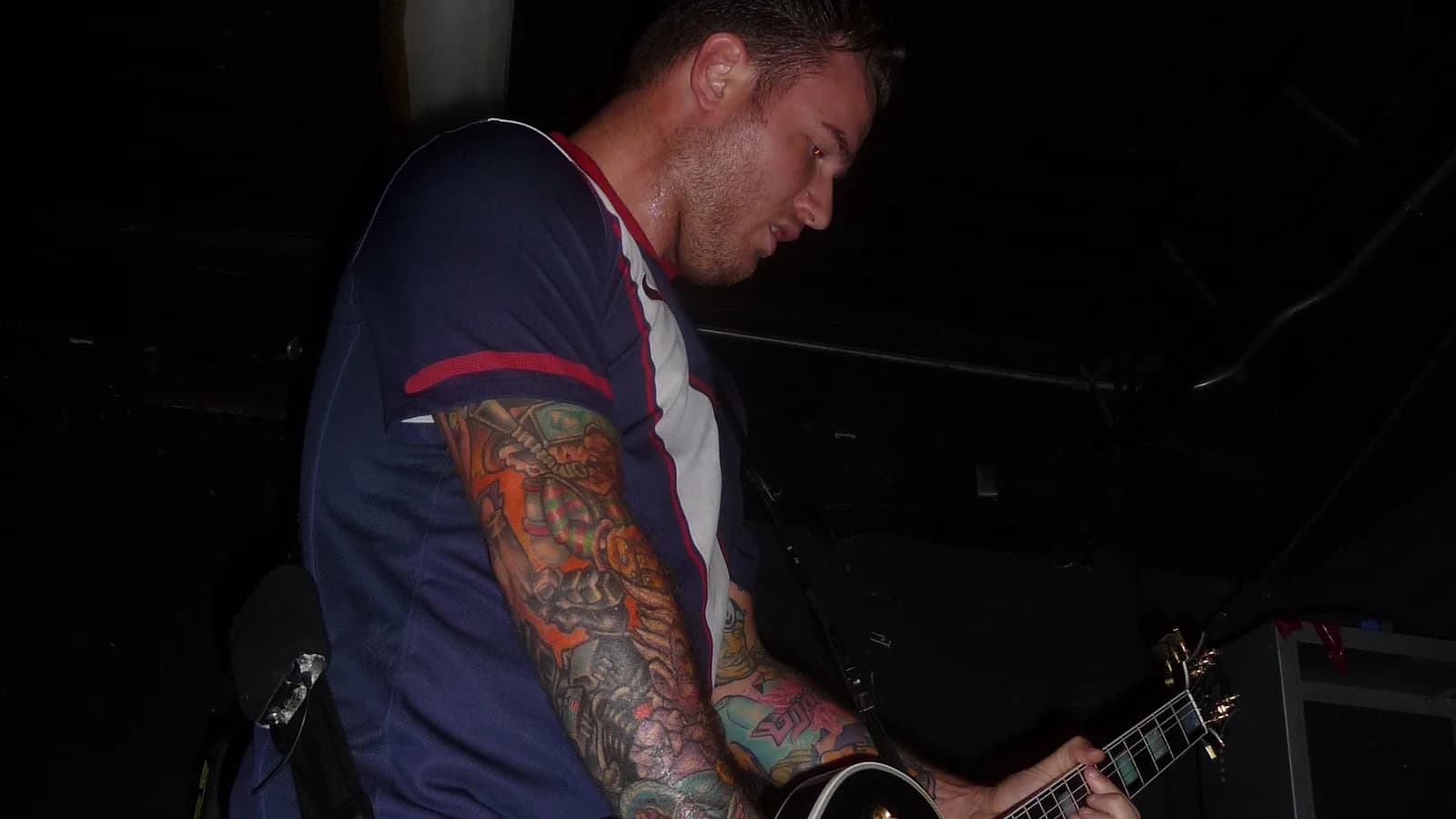 Chad Gilbert toca guitarra em apresentação em 2010