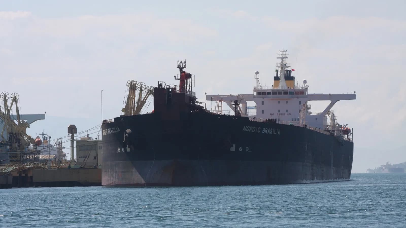 Navio petroleiro Nordic Brasília, operado pela Transpetro, atracado em terminal marítimo