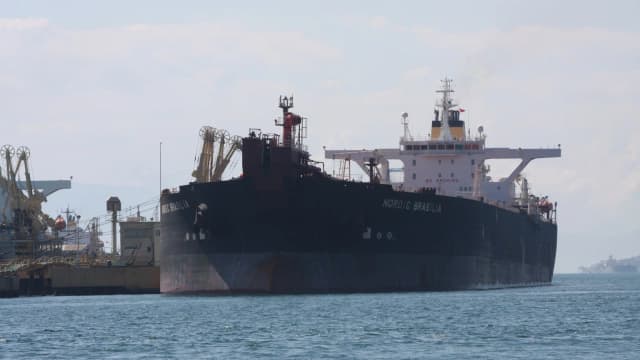 Navio petroleiro Nordic Brasília, operado pela Transpetro, atracado em terminal marítimo