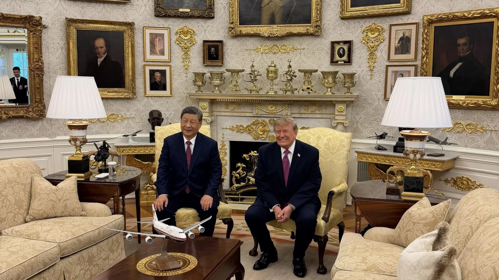 Donald Trump e Xi Jinping sentados lado a lado na Sala Oval da Casa Branca